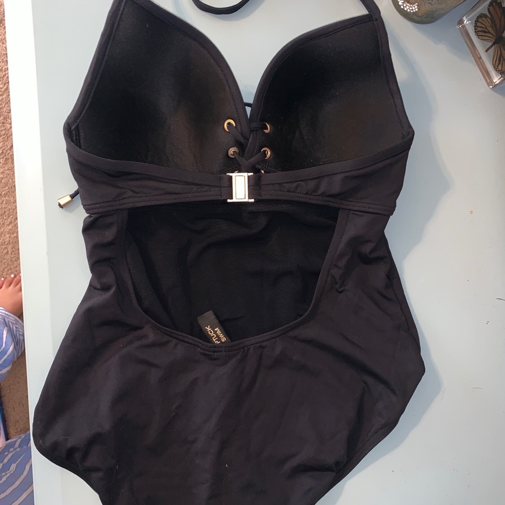 One piece - Picture 2 of 3